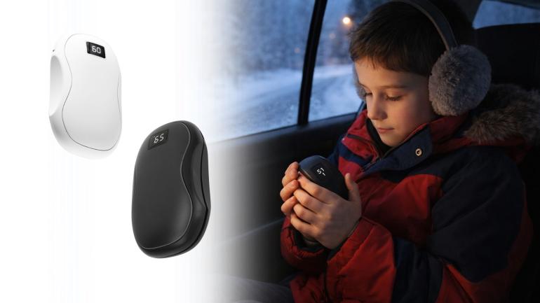 Pojke i baksätet av en bil med en handvärmare och powerbank mellan händerna