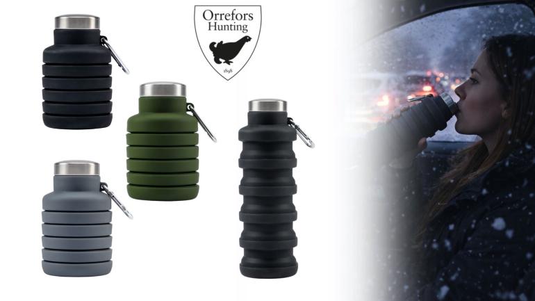 Kvinna i bilköer dricker ur en hopfällbar silikonvattenflaska