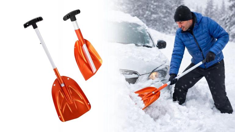 Man skyfflar fram sin bil ur snödriva