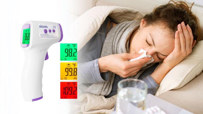 Beröringsfri termometer - Förkyld kvinna använder sig av beröringsfri termometer