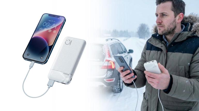 Man vid sidan av vägen laddar telefon med powerbank